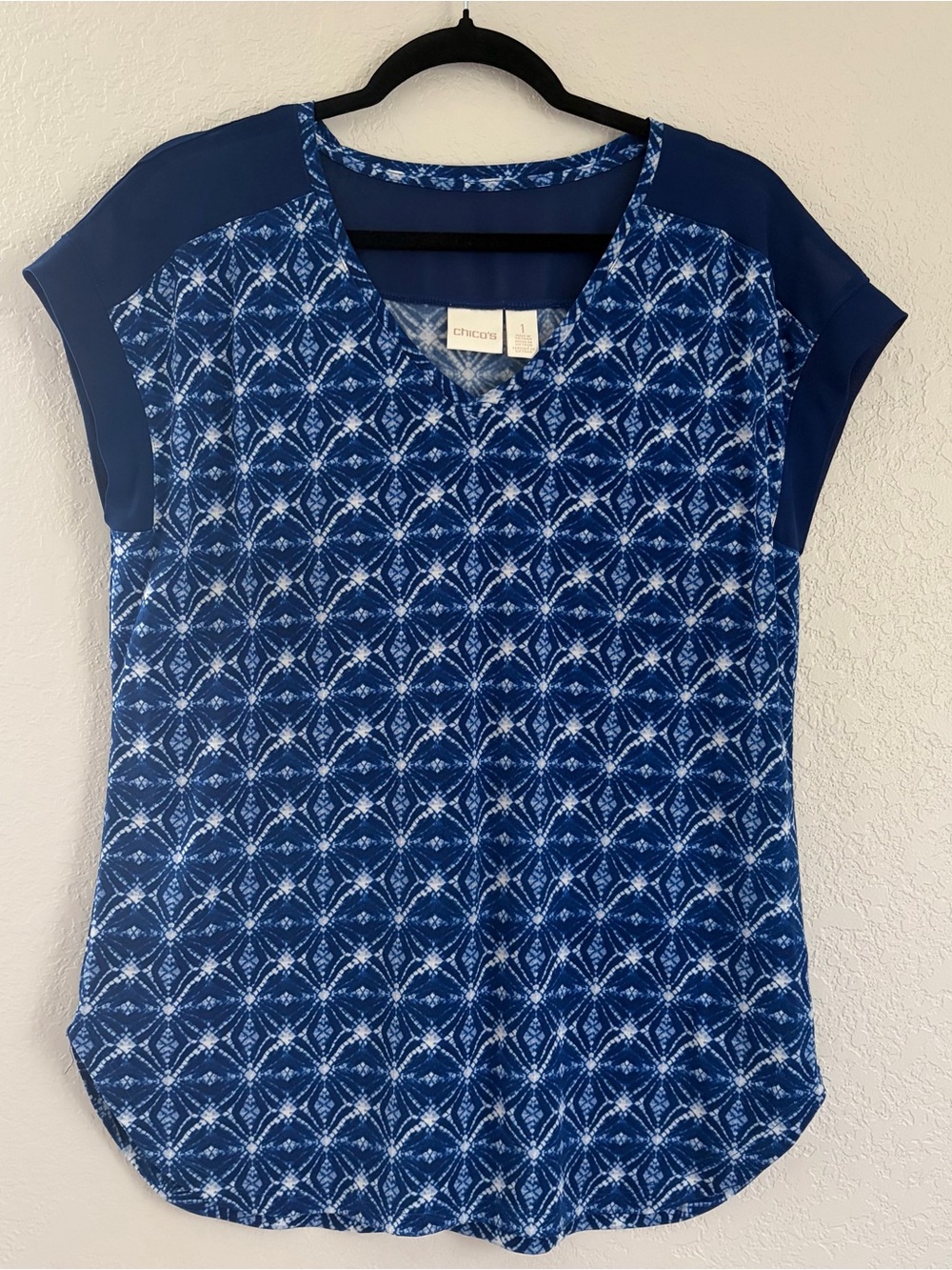 Chico's Women's Size 1 Blue White Geometric Print Cap Sleeves Tunic Blouse Top